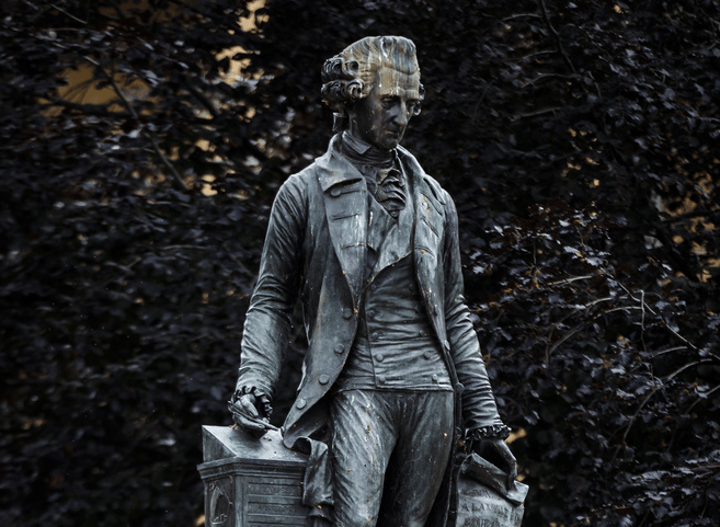 Ausserordentliche Lage für die Statue von David de Pury in Neuenburg. Der «Wohltäter der Stadt» soll für die rassistische Vergangenheit stehen.