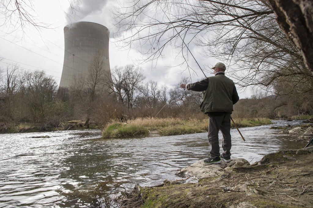 Mit der Energiestrategie 2050 sollen die bestehenden AKW nach Ende ihrer Lebensdauer stillgelegt werden. Bei einem Ja würde der Bau neuer Kernkraftwerke verboten, bei einem Nein wäre dies möglich. Mit der Energiestrategie 2050 sollen die bestehenden AKW nach Ende ihrer Lebensdauer stillgelegt werden. Bei einem Ja würde der Bau neuer Kernkraftwerke verboten, bei einem Nein wäre dies möglich.