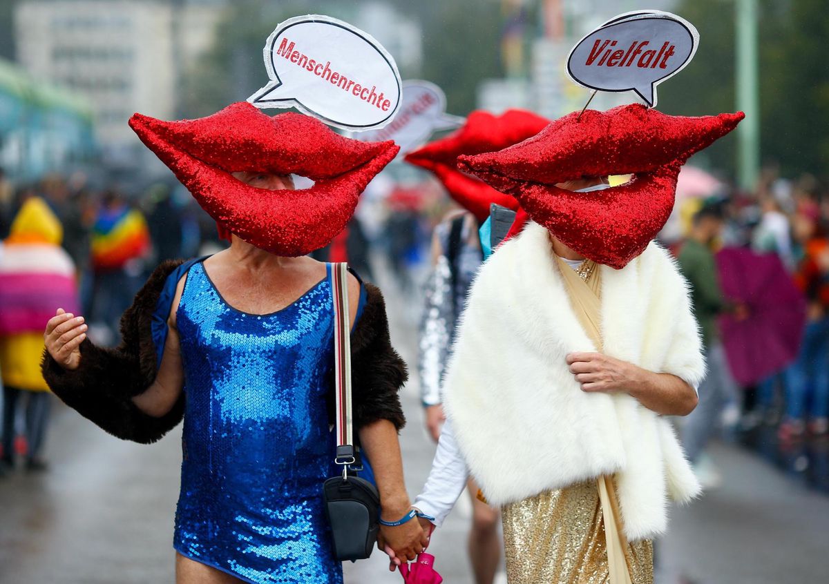 Köln, Deutschland, 29. August, 2021: Menschen nehmen am Christopher Street Day in Köln teil. Köln, Deutschland, 29. August, 2021: Menschen nehmen am Christopher Street Day in Köln teil.