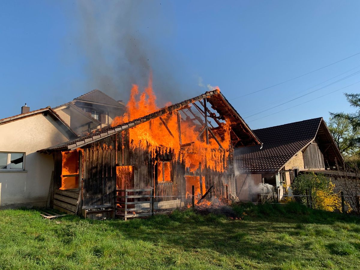 Die Einsatzkräfte fanden im Bereich Gimmerz einen Schopf in Vollbrand vor.