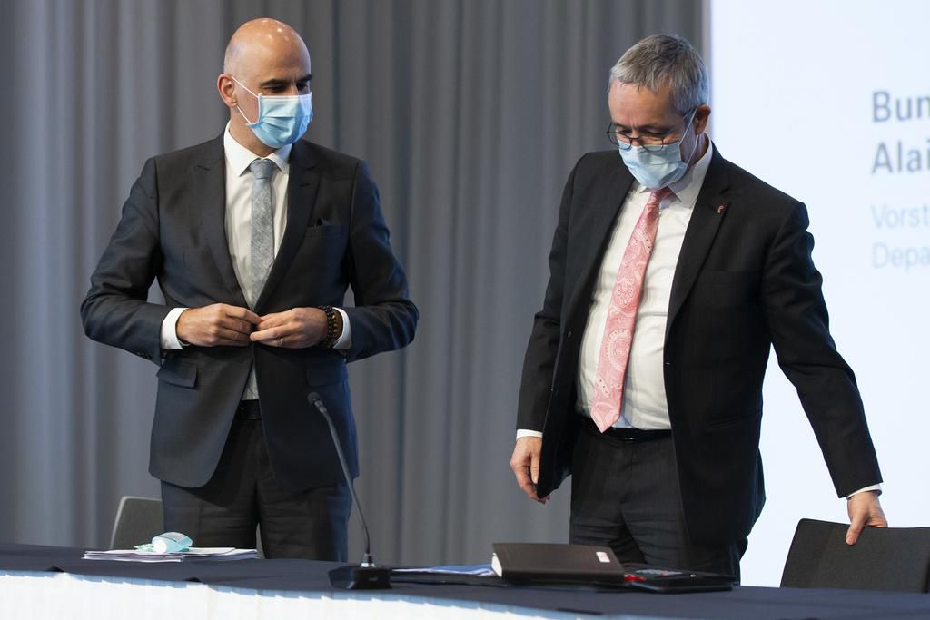 Thomas Weber, Regierungsrat und Vorsteher der Volkswirtschafts- und Gesundheitsdirektion von Basel-Land (rechts) ist gar nicht überfreut über den Kurswechsel des Bundesrats. 