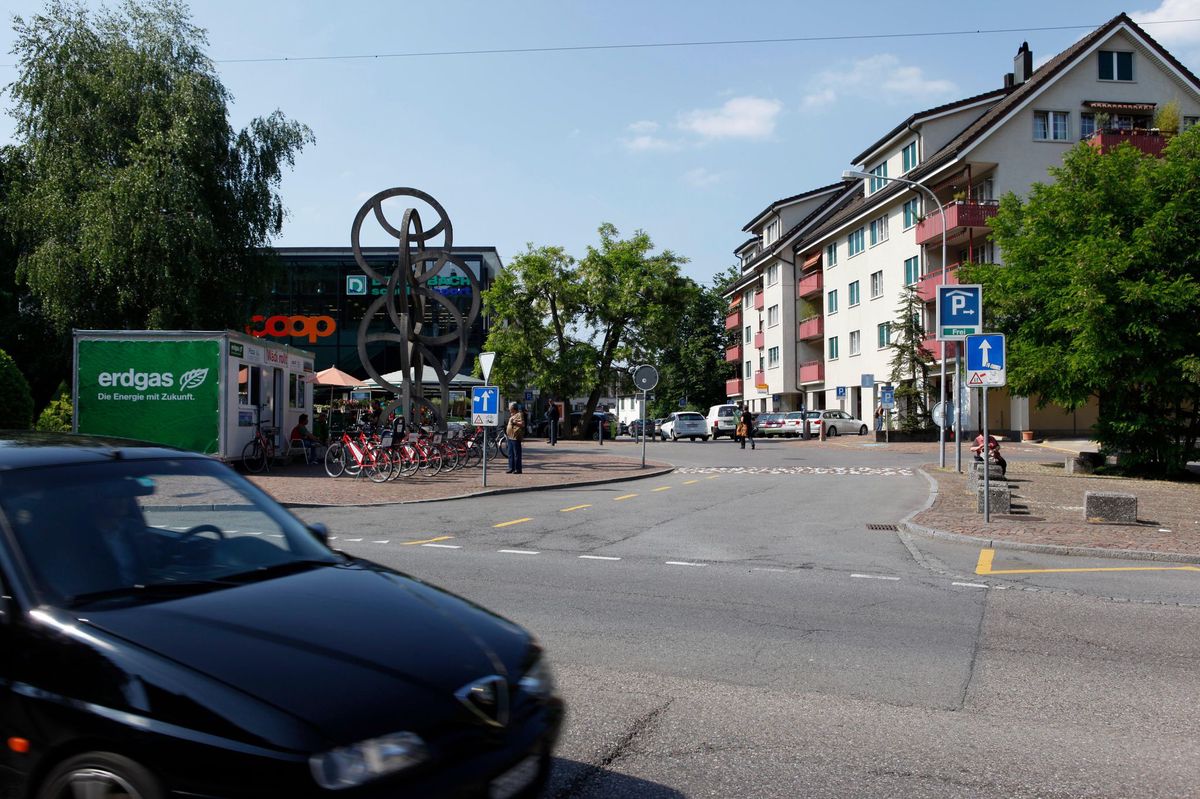 Die Poststrasse im Zentrum von Wädenswil soll für den Velogegenverkehr geöffnet werden, schlagen die Grünen vor
