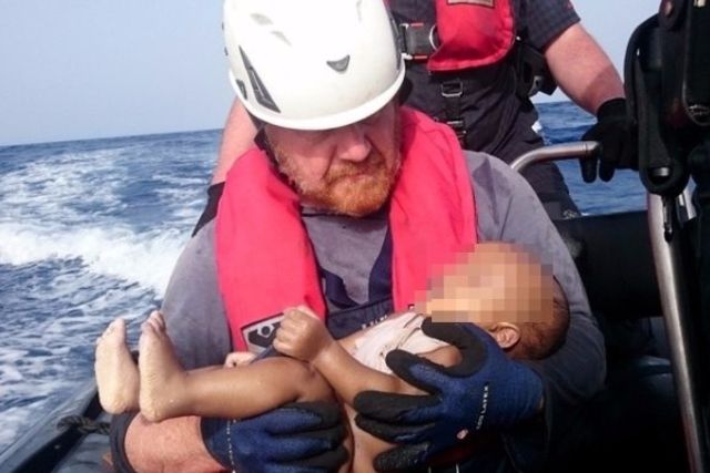 Pour Alerter Une Ong Publie La Photo D 39 Un Bebe Noye 24 Heures
