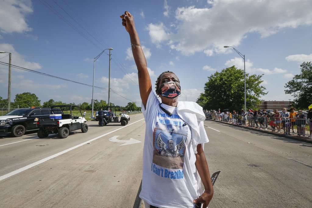 Wer Dürrenmatts Text heute liest, wird ihn unweigerlich auf die Corona-Pandemie beziehen und zudem an die polizeiliche Gewalt gegen Menschen mit dunkler Hautfarbe erinnert: Demonstrantin in Pearland, Texas. 