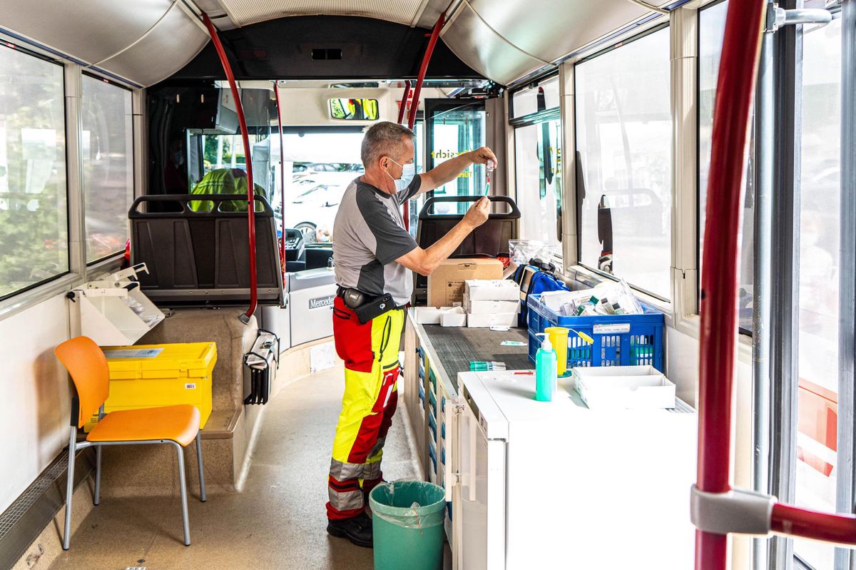 Neben den Impfbussen werden aber auch Beraterinnen und Berater eingesetzt, die telefonisch und persönlich die Bevölkerung informieren. (Archivbild) 