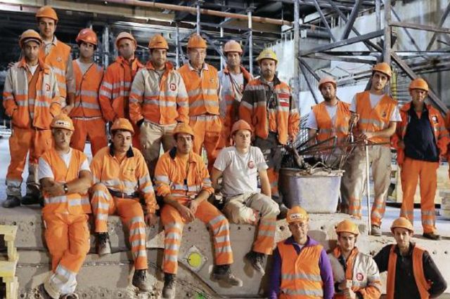 Aufgebracht: Die Streikenden, dahinter in der Höhe die tropfenden Gleise 11 bis 14.