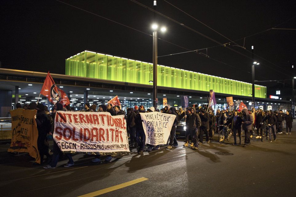 Die Protestierenden wollen ein Zeichen gegen Rassismus, Sexismus und Ausbeutung setzen.