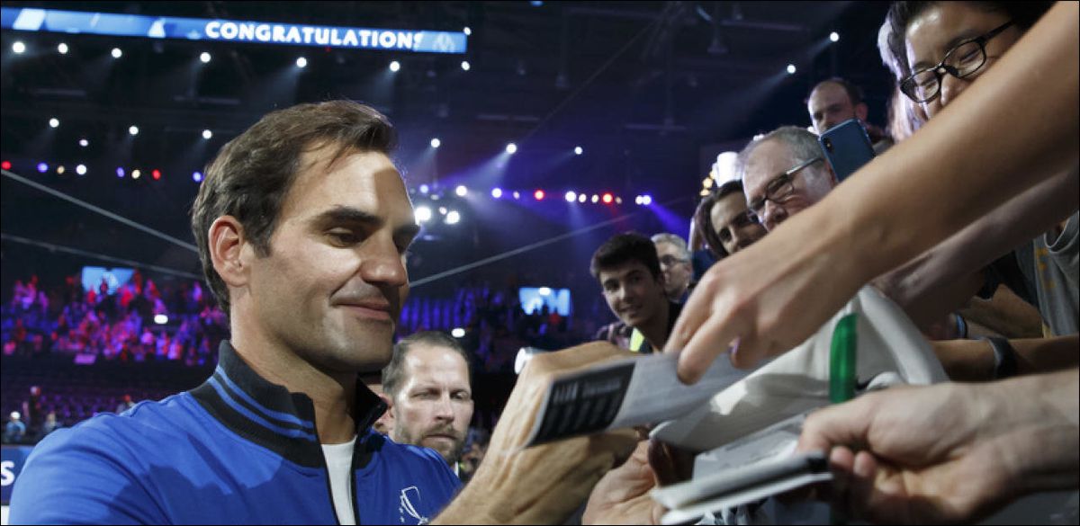Ready für die Präsentation? Noch nicht ganz. Zum Glück kann sich  Stefanos Tsitsipas auf seinen Teamcaptain Björn Borg verlassen. Dieser sorgt für den letzten Schliff am Griechen.
