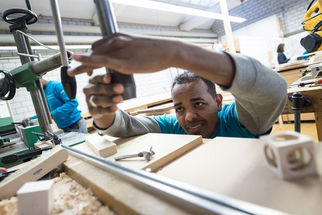 Die handwerklichen Fähigkeiten sind nicht das Problem: Der 29-jährige Eritreer Abdulkerim Osman in der Holzwerkstatt der TF Bern.