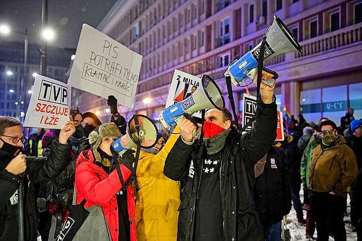 Le 10 février, comme des dizaines de médias polonais ont mis leurs programmes en sourdine pendant toute la journée et des manifestations ont eu lieu.