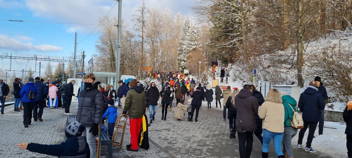 Nun zeigt eine Studie aus den USA: Die meisten Übertragungen des Virus erfolgen durch Infizierte, die keinerlei Symptome aufweisen. Sie sind für 59 Prozent der Infektionen verantworlich. (Im Bild: Uetliberg Haltestelle während der Pandemie) Nun zeigt eine Studie aus den USA: Die meisten Übertragungen des Virus erfolgen durch Infizierte, die keinerlei Symptome aufweisen. Sie sind für 59 Prozent der Infektionen verantworlich. (Im Bild: Uetliberg Haltestelle während der Pandemie)