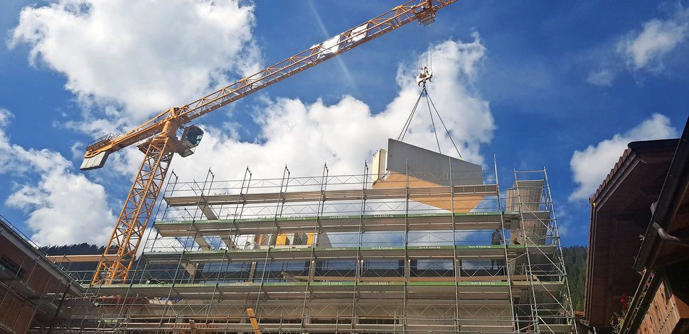 Ein Kran bringt die Hotelzimmer in Position | Berner Zeitung