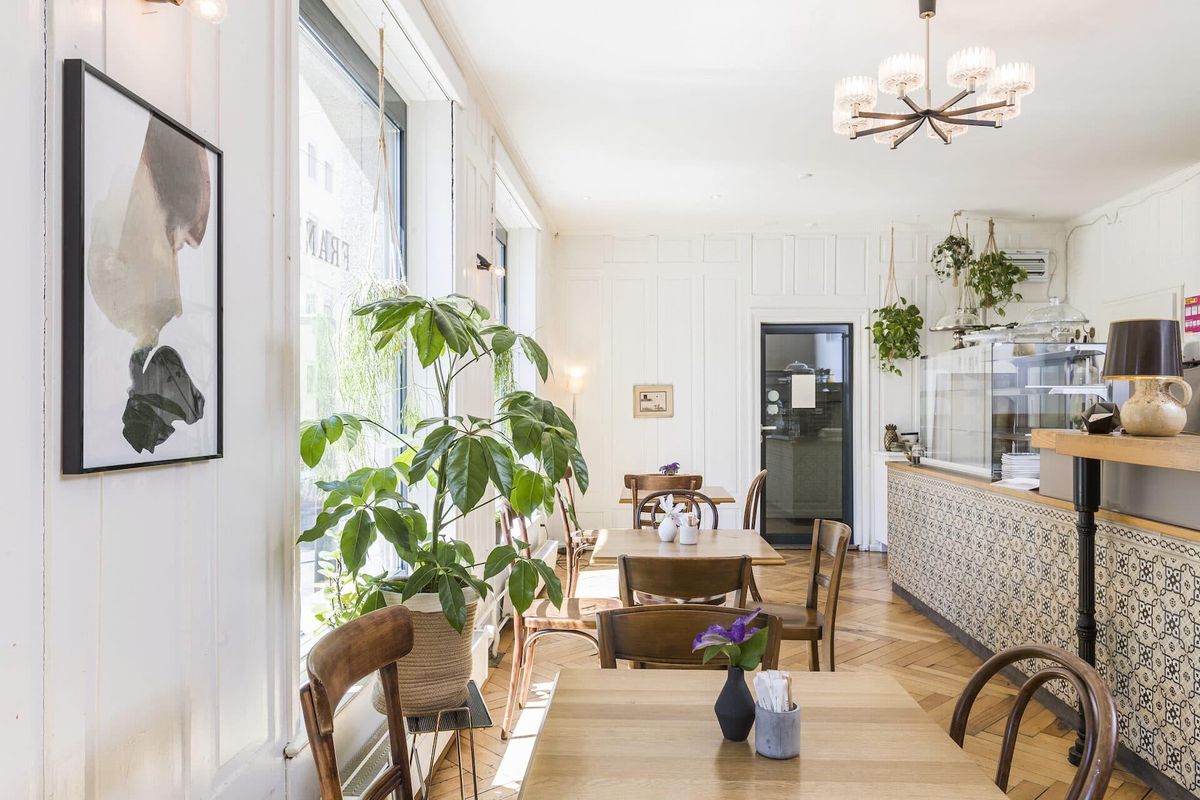 Im hübschen Café gibts beste Torten, Kuchen und Kaffee. Im hübschen Café gibts beste Torten, Kuchen und Kaffee.