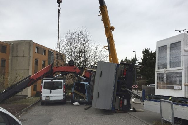 Villars Sur Glane Fr Un Camion A La Renverse Sous Le Poids De Sa Grue Tribune De Geneve