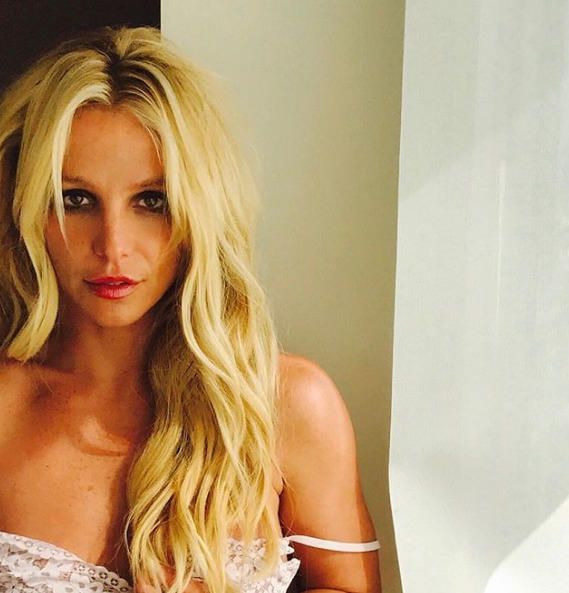Britney Spears Sie Malt Im Bh Fur Einen Guten Zweck 20 Minuten