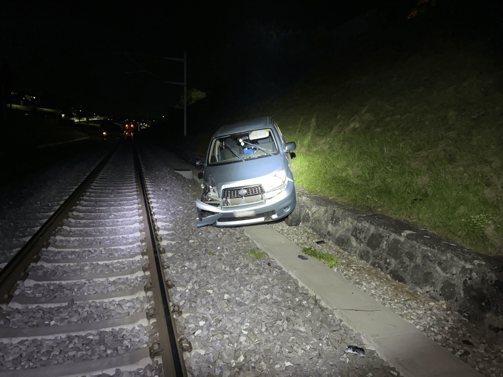 Fahrzeug landet auf Bahngleis – Zug prallt in Romont auf Auto - Vimarsana News