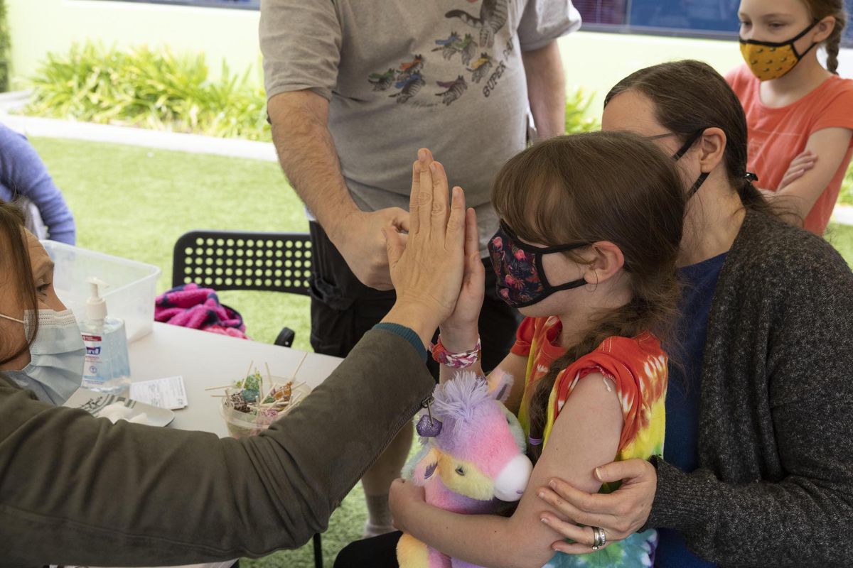 En los Estados Unidos, los primeros niños de 5 a 11 años fueron vacunados la semana pasada con un producto de Pfizer. 