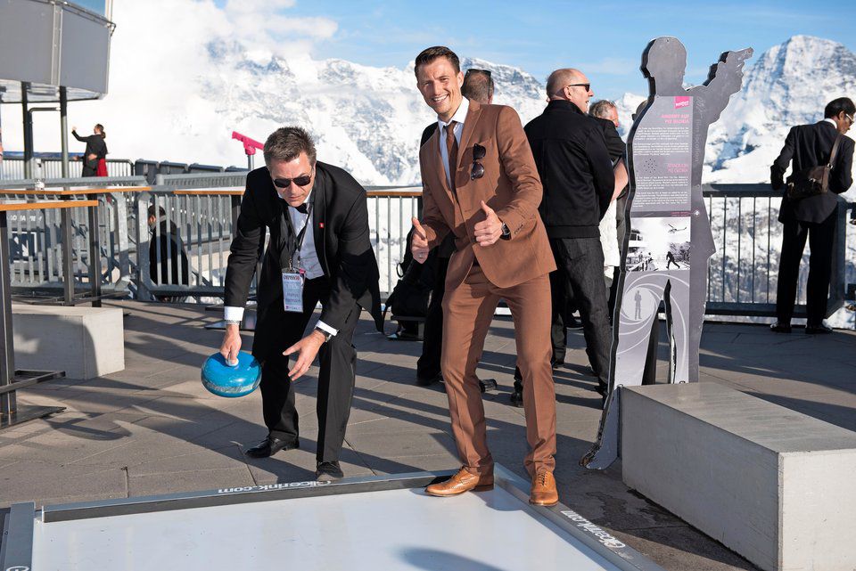 Fast wie 007 vor 50 Jahren: Markus Hartmann, Präsident des James Bond Clubs Schweiz, beim Curling. 
