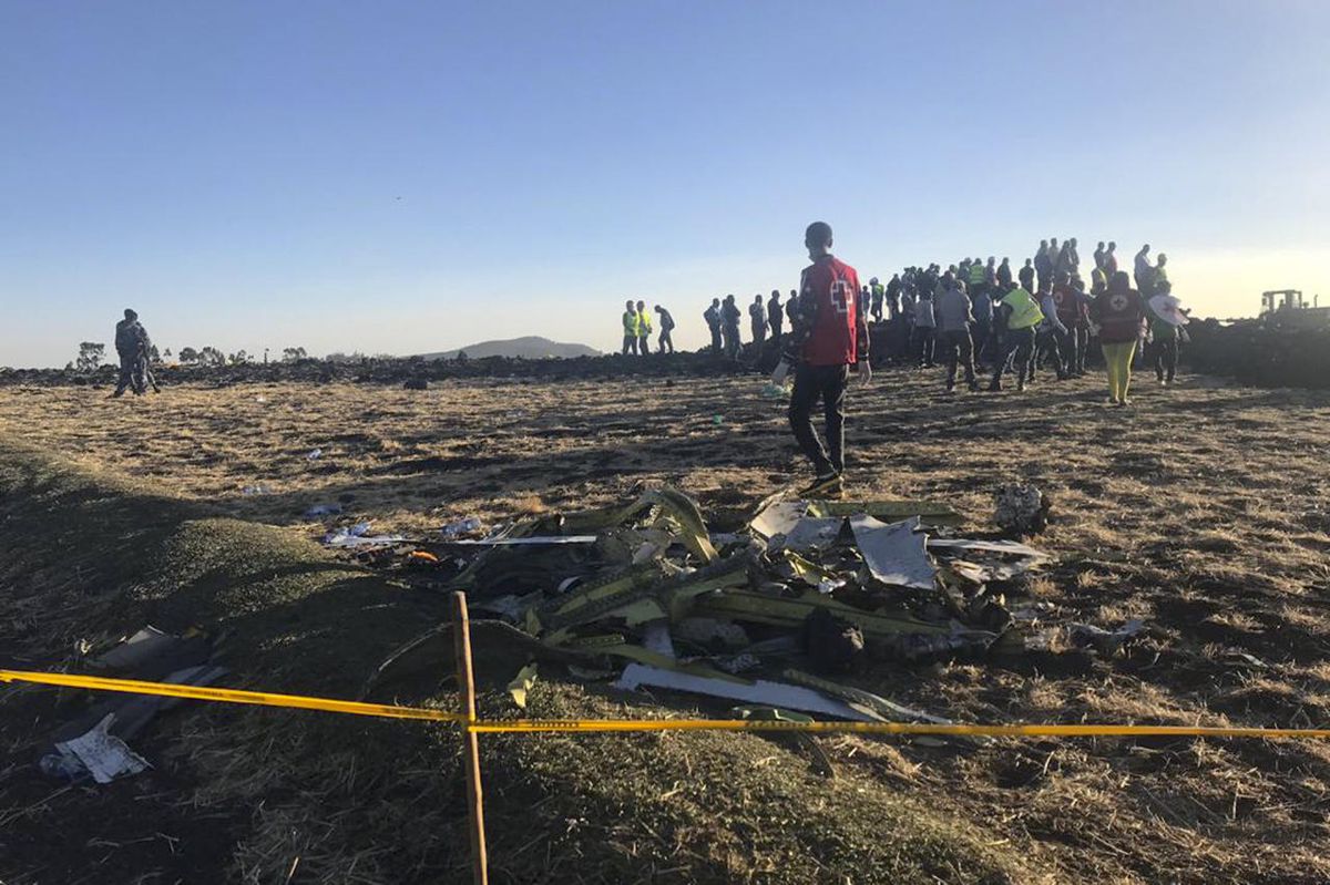 Eine Maschine des Typs Boeing 373 MAX 8 der Fluggesellschaft Ethiopian Airlines ist 50 Kilometer südlich der Hautpstadt Addis Abeba abgestürzt. Eine Maschine des Typs Boeing 373 MAX 8 der Fluggesellschaft Ethiopian Airlines ist 50 Kilometer südlich der Hautpstadt Addis Abeba abgestürzt.