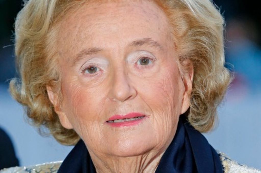 France - Bernadette confie les «Pièces jaunes» à Brigitte ...