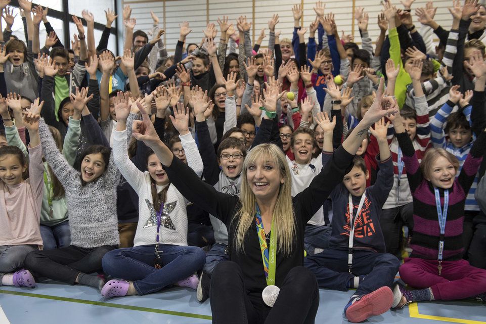 Les élèves ont pu admirer la médaille d'argent gagnée en double avec Martina Hingis.