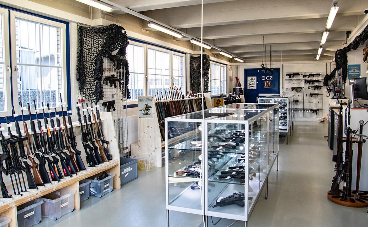 Der Fachhändler hat ein breites Sortiment von Pistolen bis zu vollautomatischen Seriefeuerwaffen an Lager. Nach Informationen von 20 Minuten haben die Täter mehrere Hundert Waffen erbeutet.