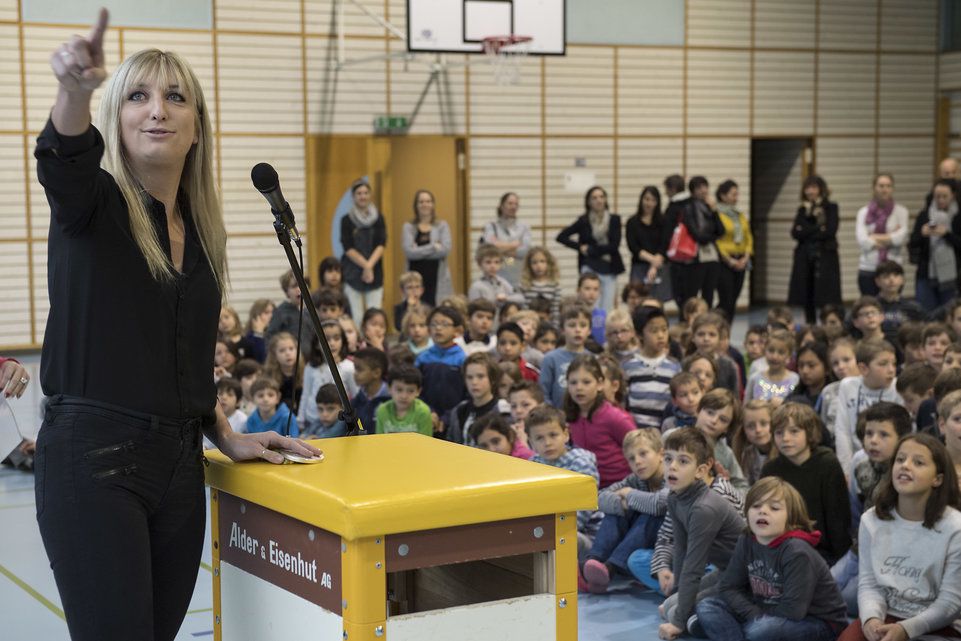 Timea Bacsinszky est venue dans son ancien collège à Belmont pour présenter sa médaille olympique aux élèves.
