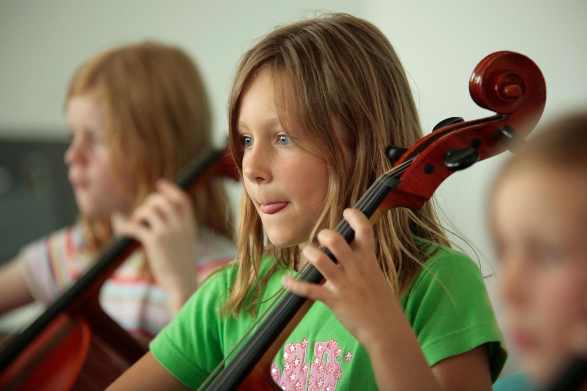 Manifestation des émotions: Un enfant qui joue dans un orchestre développe son empathie Manifestation des émotions: Un enfant qui joue dans un orchestre développe son empathie