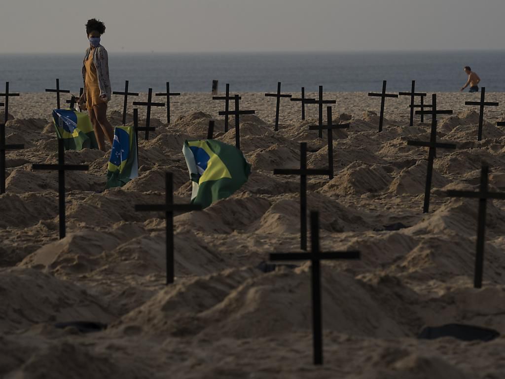 Symbolische Gräber an der Copacabana