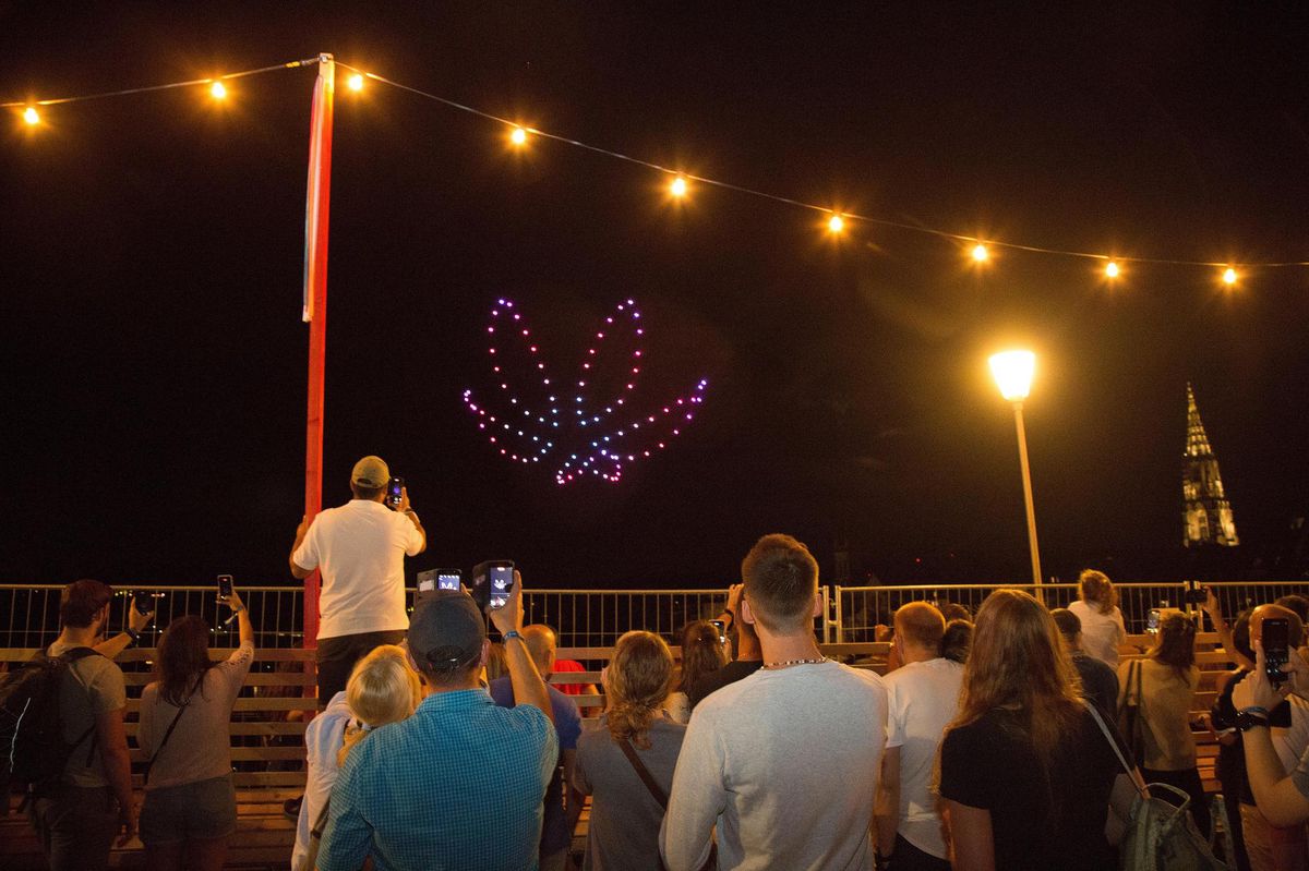 Nachhaltige Feuerwerk-Variante – Drohnenballett über der Kornhausbrücke - Vimarsana News