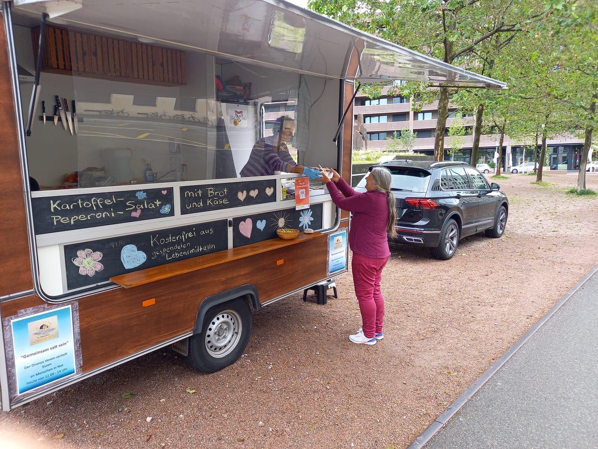 Food-Truck auf dem Neumarkt – Geistheiler-Verein verteilt Gratisessen - Vimarsana News