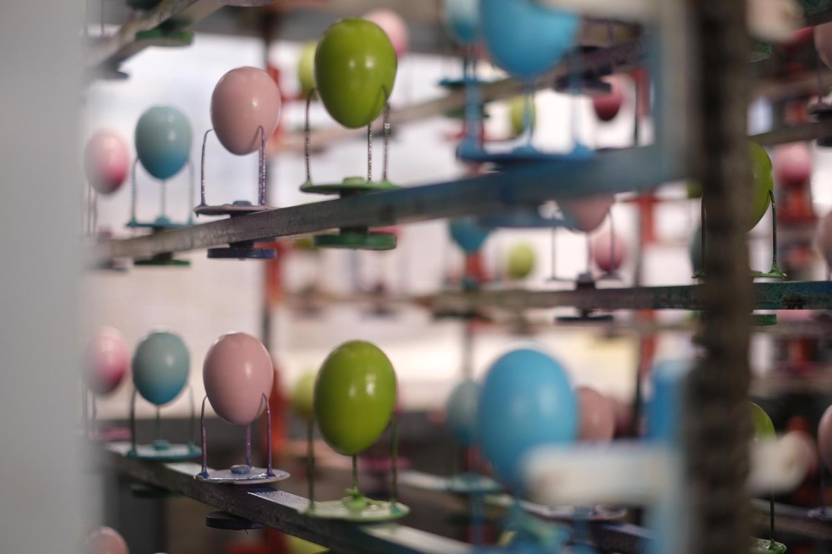 Auch pastellfarbige Ostereier gibt es hier beim Bremgartenfriedhof. 