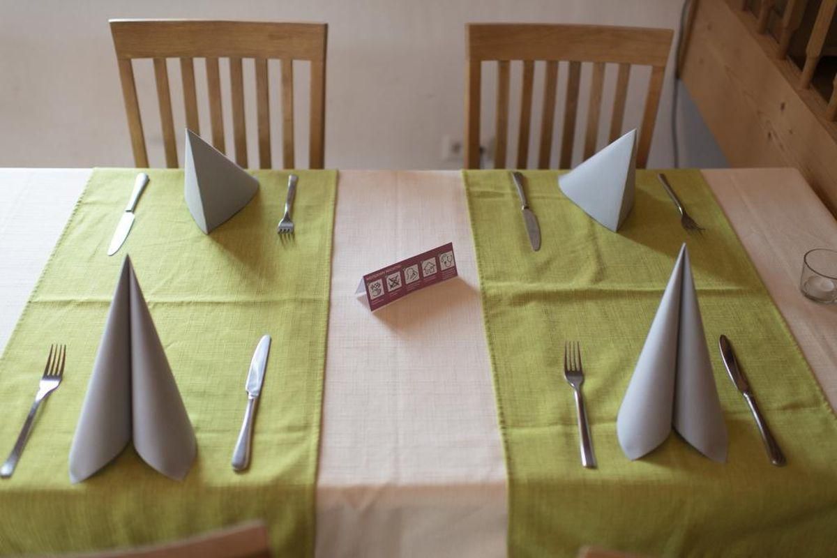 In Deutschland wurden Fälle bekannt, bei denen die Behörden für polizeiliche Ermittlungen Corona-Gästelisten von Restaurants auswerteten. (Symbolbild)