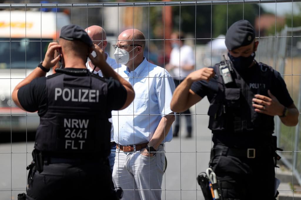 Unpopuläre Massnahme: NRW-Regierungschef Armin Laschet zieht die Konsequenzen aus dem Desaster um die Fleischfabrik. 