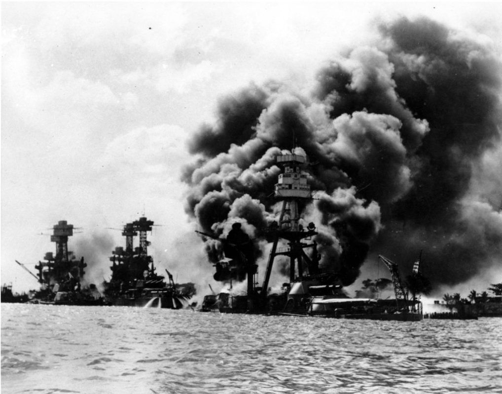 Drei amerikanische Schlachtschiffe werden von japanischen Bomben und Torpedos getroffen. Von links nach rechts: «USS West Virginia» (schwer beschädigt), «USS Tennessee» (leicht beschädigt) und «USS Arizona» (gesunken). Drei amerikanische Schlachtschiffe werden von japanischen Bomben und Torpedos getroffen. Von links nach rechts: «USS West Virginia» (schwer beschädigt), «USS Tennessee» (leicht beschädigt) und «USS Arizona» (gesunken).