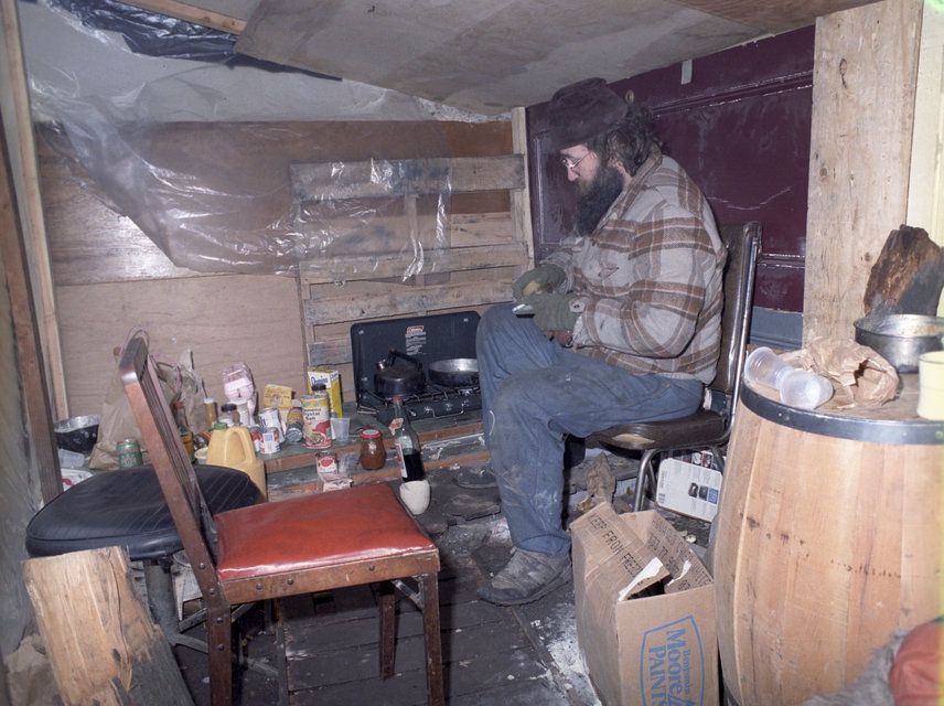 Spärlich eingerichtet: Die Bleibe eines Mannes.