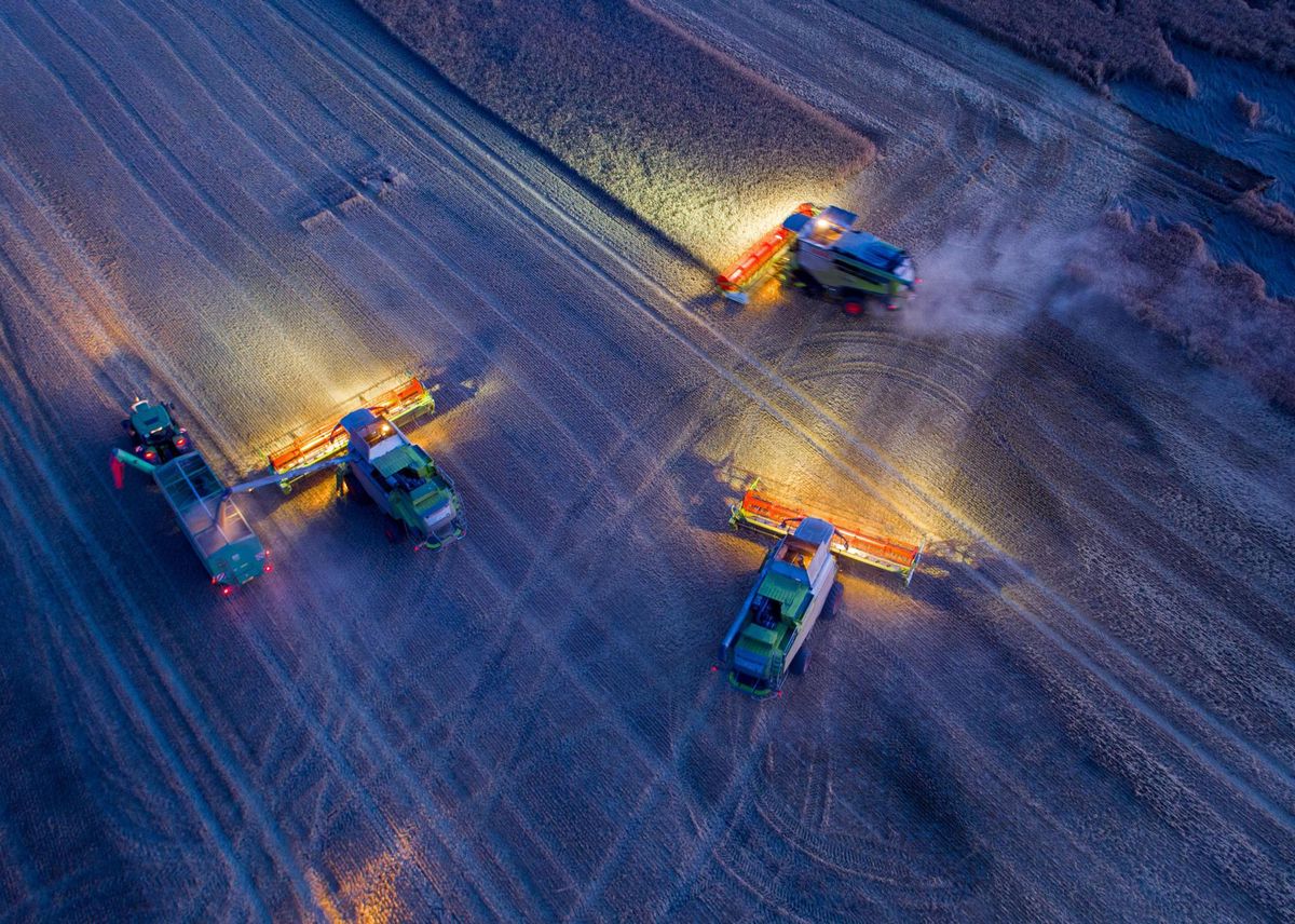 Traktoren auf dem Feld.