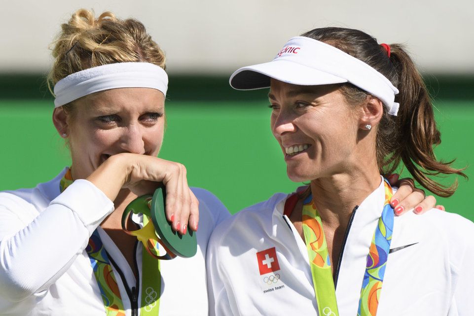 Martina Hingis et Timea Bacsinszky ont relâché la pression au moment de recevoir leur médaille d'argent.