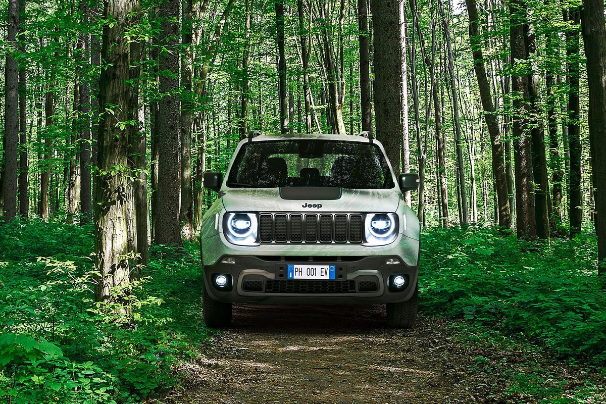 Als Plug-in-Hybrid soll der 240 PS starke Jeep Renegade 4xe bis zu 50 Kilometer rein elektrisch schaffen. 