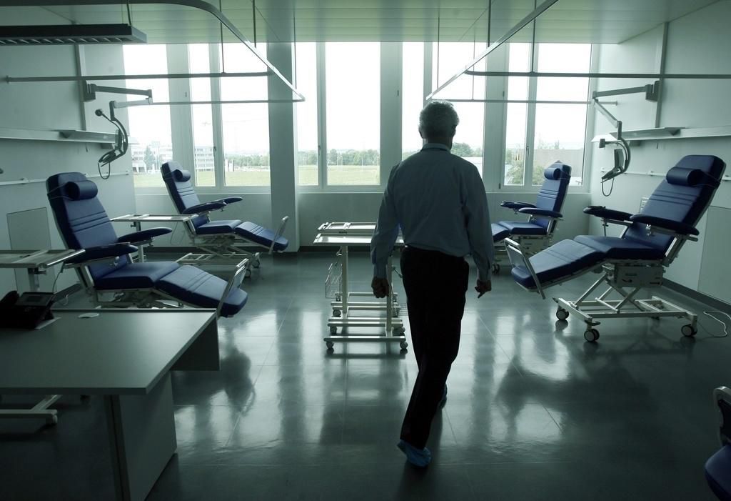 Das Kantonsspital Zug habe Kurzarbeit angemeldet, weil das Verbot in verschiedenen Bereichen zu einer markanten Reduktion des Arbeitsvolumens und einem entsprechenden Ertragsausfall führe, heisst es dort.