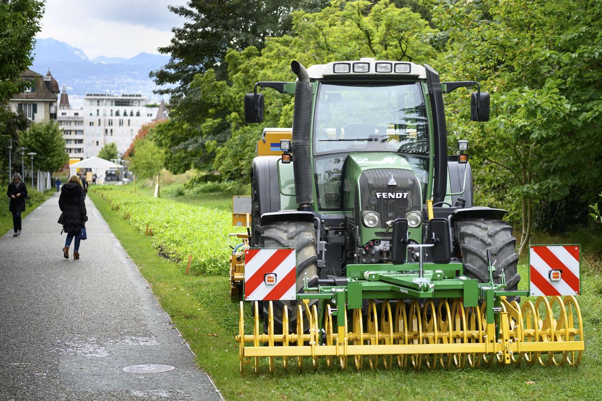 Anniversaire Le Paysan Est Passe Du Cheval Aux Machines Guidees Par Satellite 24 Heures