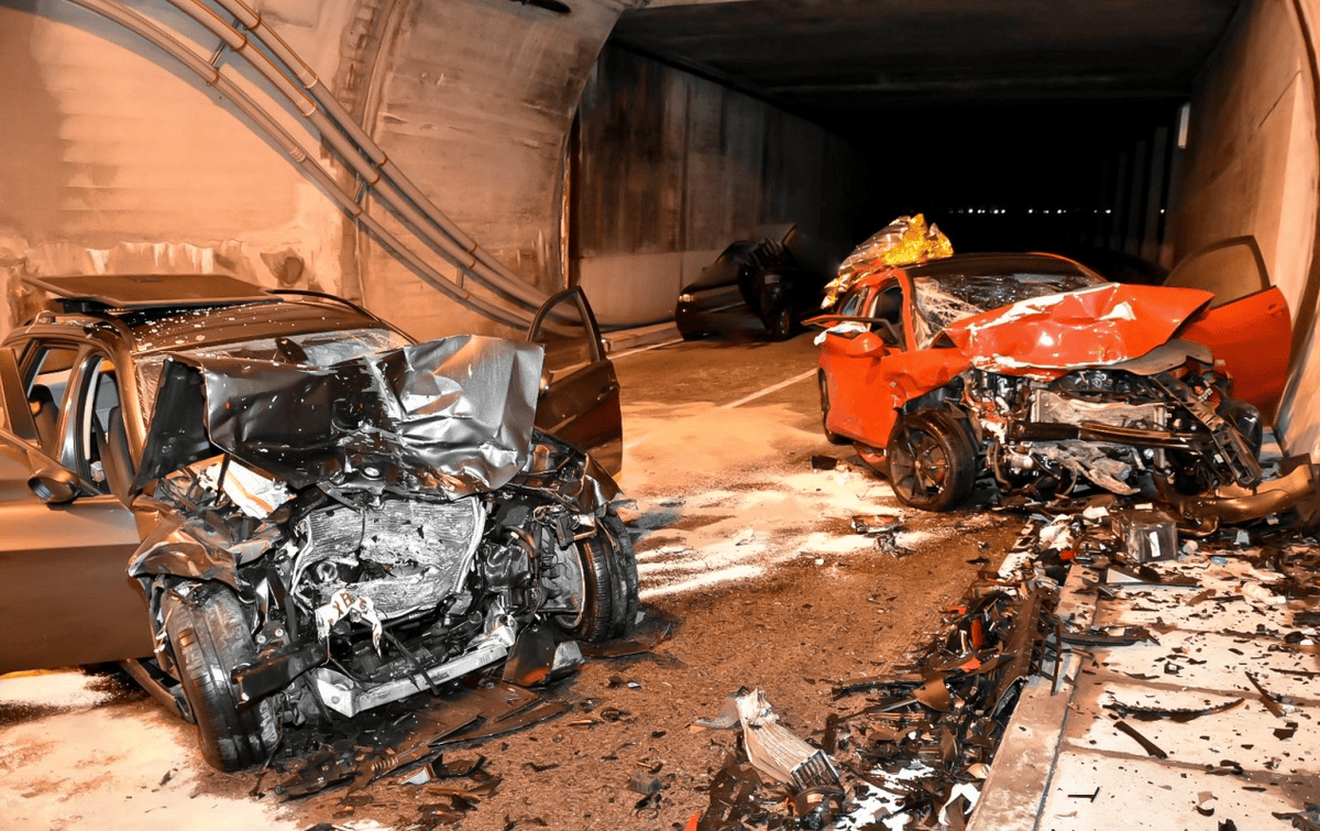 Zwei Autos prallten frontal zusammen. 