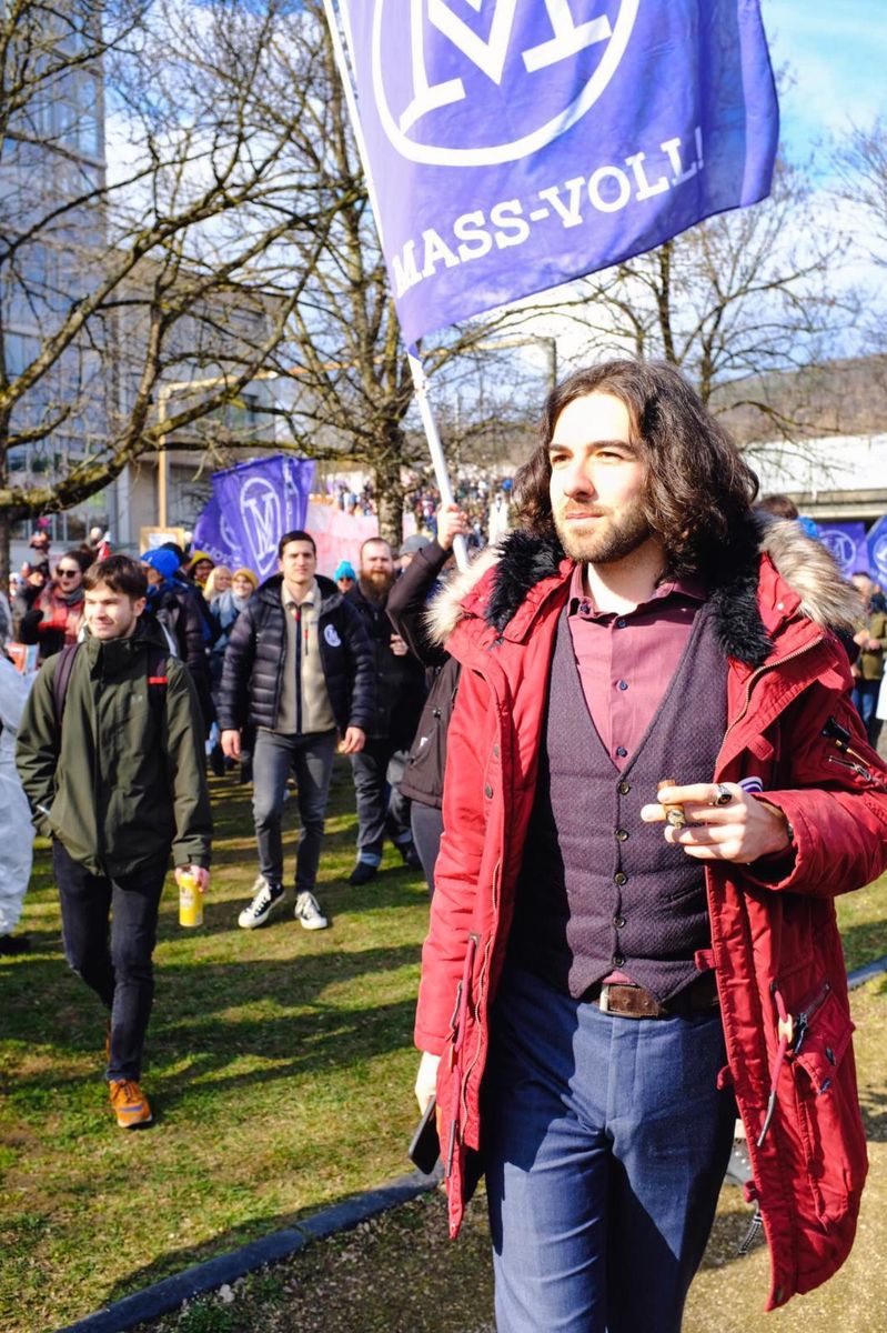 Dem Massnahmen-Kritiker Nicolas A. Rimoldi, Co-Präsident des Vereins «Mass-voll», droht nun eine weitere Strafanzeige. Die Stadt Luzern will Anzeige gegen ihn und seine Anhängerinnen und Anhänger erstatten, da diese am vergangenen Montag eine unbewilligte Demonstration mit rund 300 Personen in Luzern durchgeführt haben.