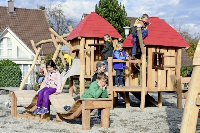 28 Kinder eröffnen neuen Spielplatz | Der Landbote
