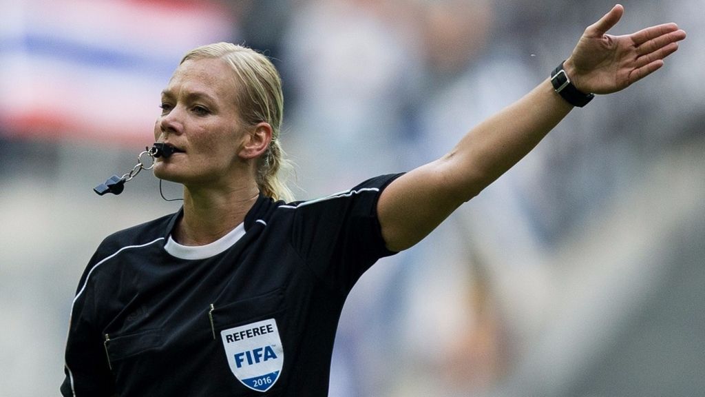 Schiedsrichterinnen auf Vormarsch Erstmals pfeift FrauenTrio ein FifaSpiel der Männer Der Bund