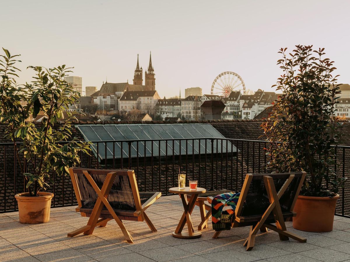 Eine Terrasse mit Aussicht im Hotel Volkshaus in Basel. Eine Terrasse mit Aussicht im Hotel Volkshaus in Basel.