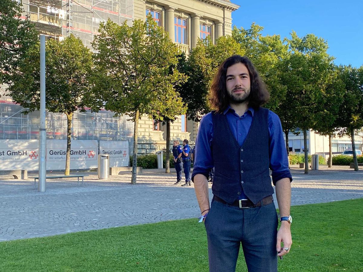 Nicolas Rimoldi an der Demonstration gegen die Ausweitung der Zertifikatspflicht vor der Universität Bern, am Montag, 13. September 2021.