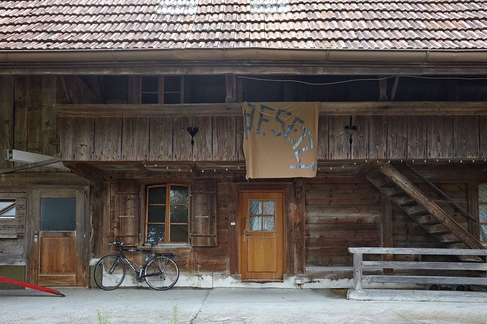 Berechtigter Kampf für tiefere Mieten oder illegales Eindringen in fremde Häuser? Hausbesetzung in Matzenried. 