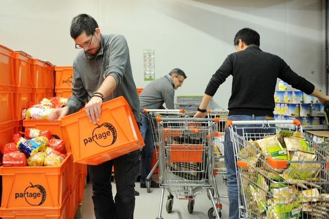 Les Paniers De Noel Sont Distribues A 3600 Personnes Tribune De Geneve