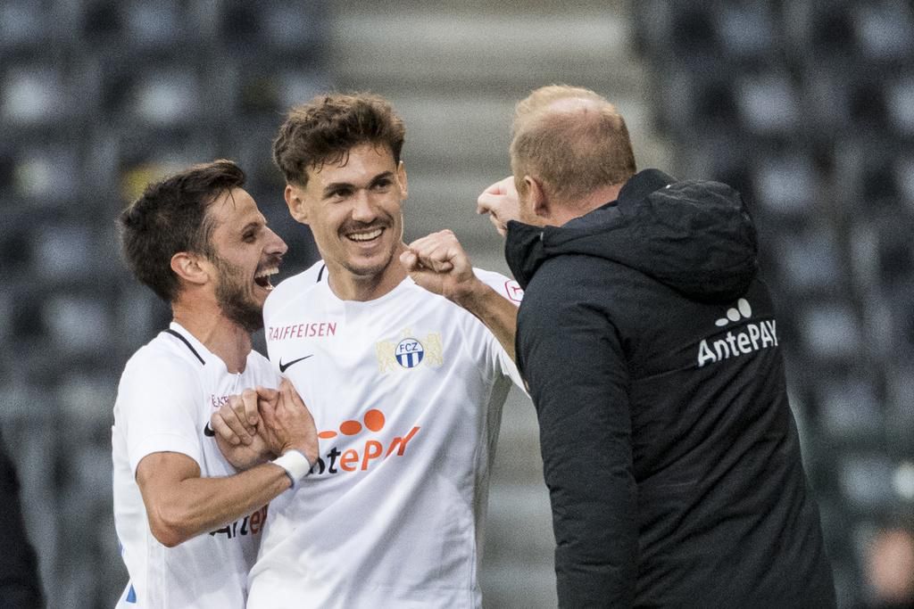 Die FCZ-Spieler Marchesano und Kololli jubeln mit Trainer Magnin.